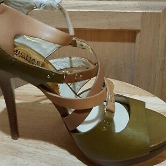 Michael Kors size 7.5 - Picture 3 of 16